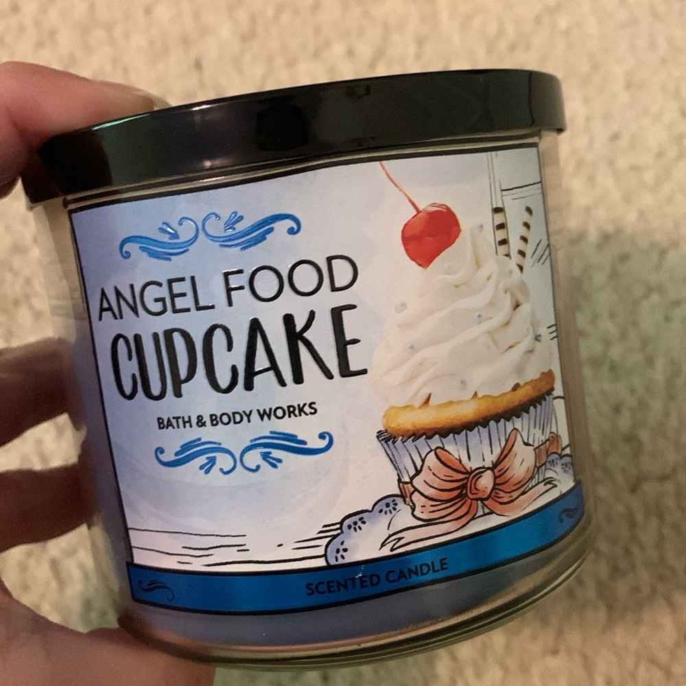 *RARE* Bath & Body Works Angel Food Cupcake candle (2018) 🧁